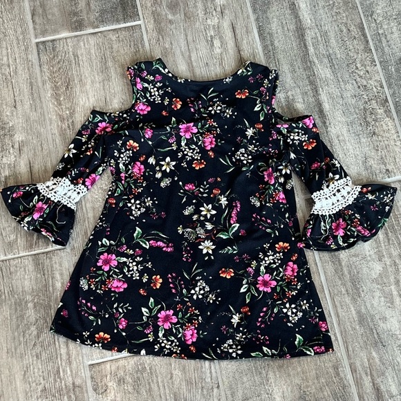 Lily Bleu Girls Floral Cold Shoulder Top Bell Sleeve Black Pink Size 7/8 - Picture 2 of 6